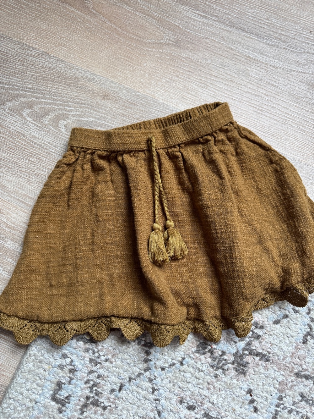 Rylee + Cru scallop trim tassel skirt 4-5 brown